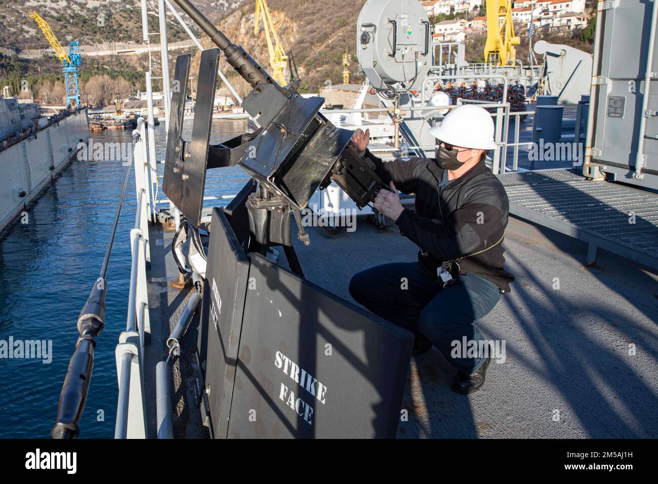 220216-N-TI693-1003 RIJEKA (Croatie) - (16 février 2022) le Matelot de 1re classe de Gunner Jared Ford prépare un support de mitrailleuse de calibre .50 dans le cadre des préparatifs pour le début de la course à bord de la base de la mer expéditionnaire USS Hershel 'Woody' Williams, 16 février 2022. Hershel 'Woody' Williams est en cours de déploiement aux États-Unis Sixième zone d'exploitation de la flotte à l'appui des intérêts nationaux et de la sécurité des États-Unis en Europe et en Afrique. Banque D'Images