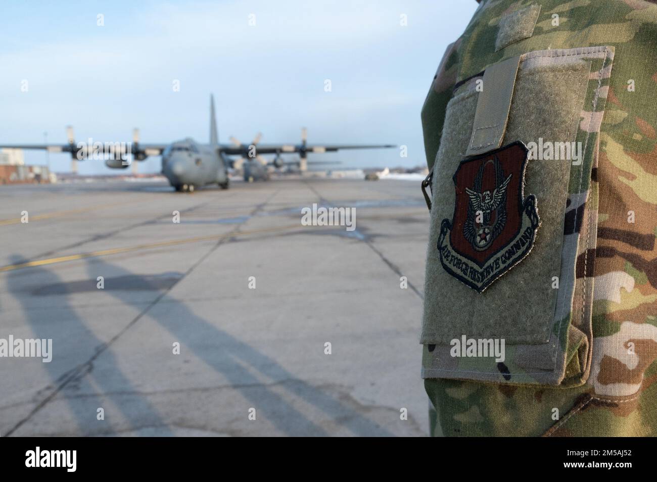 Un aéropont de 934th C-130 avec équipage, agents d'entretien et fret en route vers la zone de responsabilité de l'EUCOM se prépare à prendre un taxi et à partir de la rue Minneapolis-St. Paul Air Reserve Station le 16 février 2022. La Réserve de la Force aérienne fournit des capacités et des capacités essentielles, par l'entremise des autorités existantes, permettant une intervention rapide, une montée en puissance opérationnelle et un maintien en vigueur opérationnel à long terme. Les aviateurs de l'aile Reserve Citizen se déploient pour soutenir un effort plus large visant à démontrer notre engagement envers nos alliés de l'OTAN, alors que les États-Unis prennent des mesures prudentes pour renforcer leur état de préparation Banque D'Images