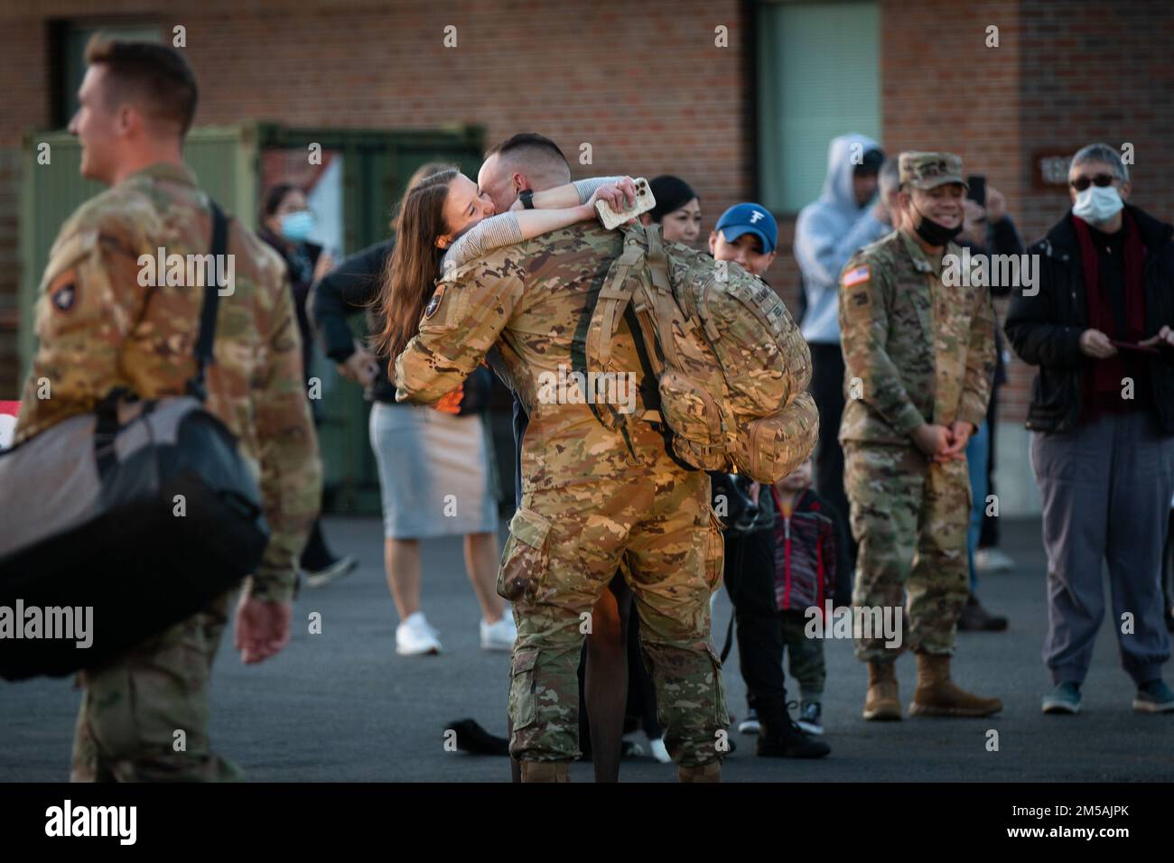ÉTATS-UNIS Les soldats de l'armée avec 3rd Bataillon, 161st Infantry Regiment 'les requins', Garde nationale de l'armée de Washington, retournent chez eux après un déploiement de neuf mois en Pologne à la base aérienne de McChord, Washington, le 16 février 2022. Les gardes faisaient partie du groupement tactique Pologne, une force multinationale d’armement combiné qui soutient la mission de présence avancée renforcée de l’OTAN. Banque D'Images