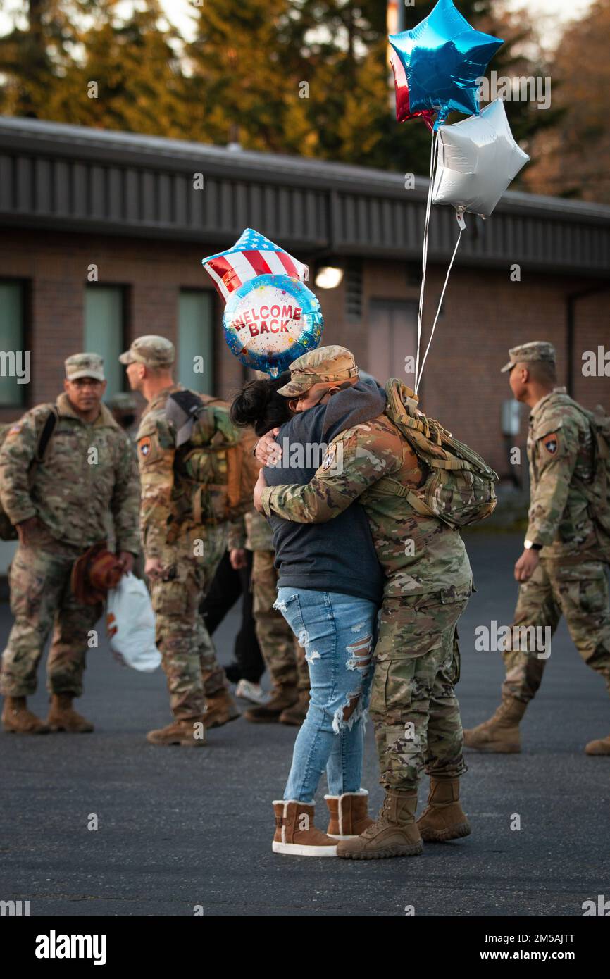 ÉTATS-UNIS Les soldats de l'armée avec 3rd Bataillon, 161st Infantry Regiment 'les requins', Garde nationale de l'armée de Washington, retournent chez eux après un déploiement de neuf mois en Pologne à la base aérienne de McChord, Washington, le 16 février 2022. Les gardes faisaient partie du groupement tactique Pologne, une force multinationale d’armement combiné qui soutient la mission de présence avancée renforcée de l’OTAN. Banque D'Images