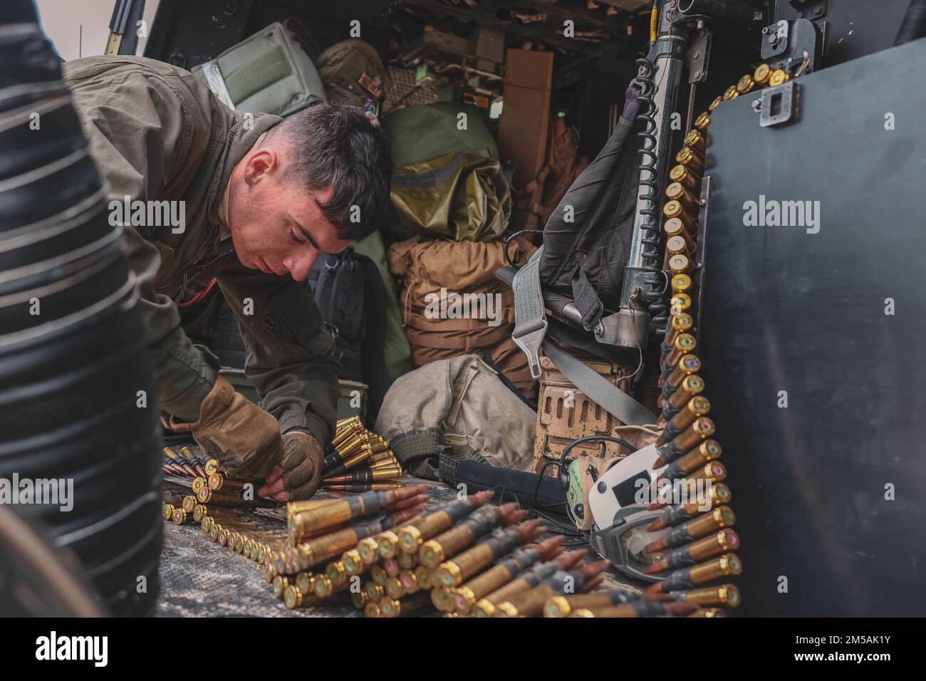 A ÉTATS-UNIS Marine avec Marine Light Attack Helicopter Squadron (HMLA) 369 arme un U.S. Marine corps UH-1Y Venom hélicoptère avant le décollage pendant l'exercice Jungle Warfare (JWX 22) à IE Shima, Okinawa, Japon, 16 février 2022. JWX 22 est un exercice de formation sur le terrain à grande échelle axé sur l'exploitation des capacités intégrées des partenaires conjoints et alliés afin de renforcer la sensibilisation, les manœuvres et les incendies de tous les domaines dans un environnement maritime distribué. Banque D'Images