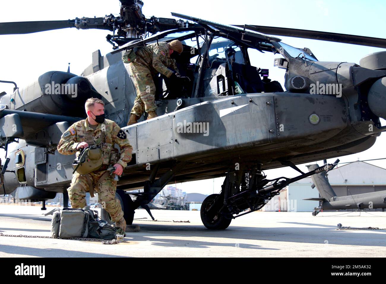 Les soldats du 4-2 Attack Helicopter Battalion préparent le dernier AH-64D pour son vol final et se tournent vers nous alors que nous finissons le fielding de l'AH-64E V6 le 16 février 2022, Camp Humphreys, République de Corée. « J'ai eu la chance de piloter le modèle Alpha ainsi que diverses versions du modèle Delta », a déclaré LTC Peter Schmitt, commandant du bataillon d'hélicoptères d'attaque de 4-2. « Cet AH-64E V6 est bien supérieur aux générations précédentes quand on tient compte de sa létalité, de sa capacité de survie, de ses performances et de sa manœuvrabilité. Cela pourrait ressembler à un avion Apache, mais ses capacités loin Banque D'Images