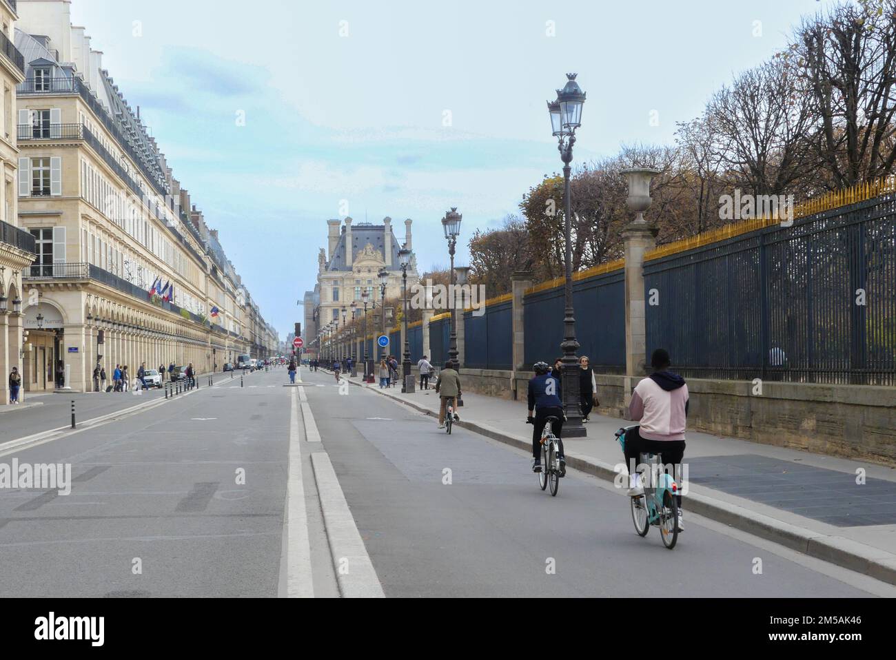 Paris, France. 30 octobre. 2022. Cyclistes dans la célèbre rue Rivoli. Mode de transport écologique dans la ville. Banque D'Images