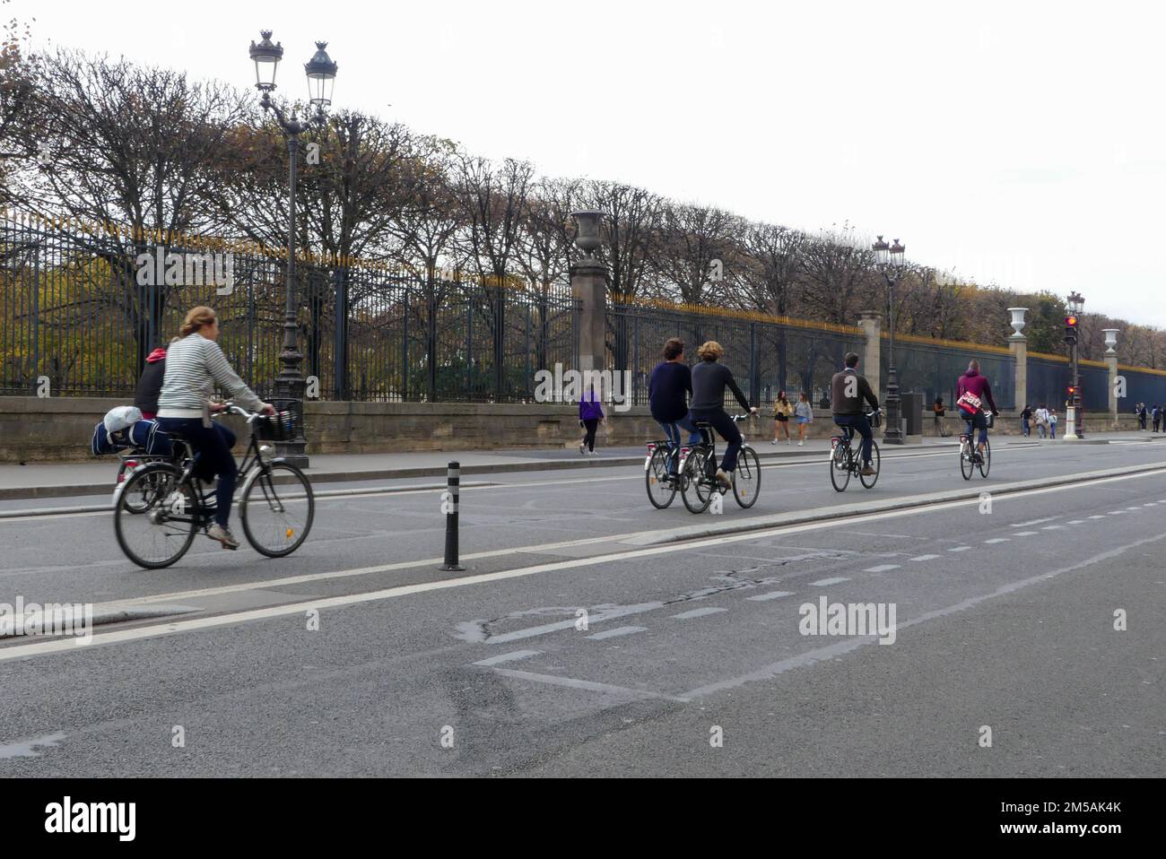 Paris, France. 30 octobre. 2022. Cyclistes dans la célèbre rue Rivoli. Mode de transport écologique dans la ville. Banque D'Images