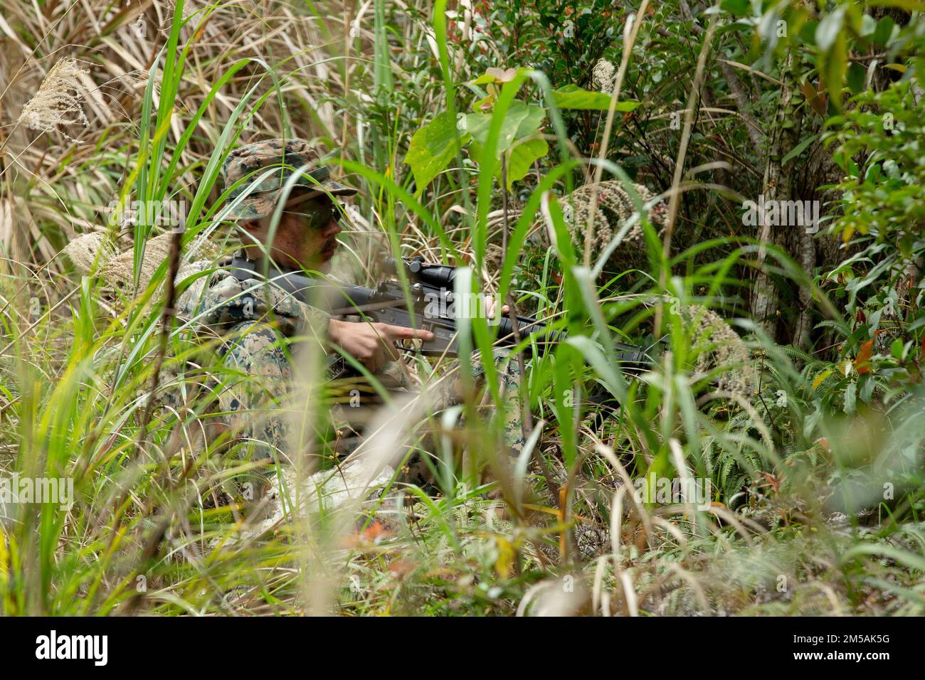 A ÉTATS-UNIS Marine avec combat Logistics Battalion 4, combat Logistics Regiment 3, 3rd Marine Logistics Group, établit la sécurité autour du site de purification de l'eau pendant l'exercice Jungle Warfare 22, 16 février 2022, Camp Gonsalves, Okinawa, Japon. JWX 22 est un exercice de formation sur le terrain à grande échelle axé sur l'exploitation des capacités intégrées des partenaires conjoints et alliés afin de renforcer la sensibilisation, la manœuvre et les incendies de tous les domaines dans un environnement maritime distribué. Banque D'Images