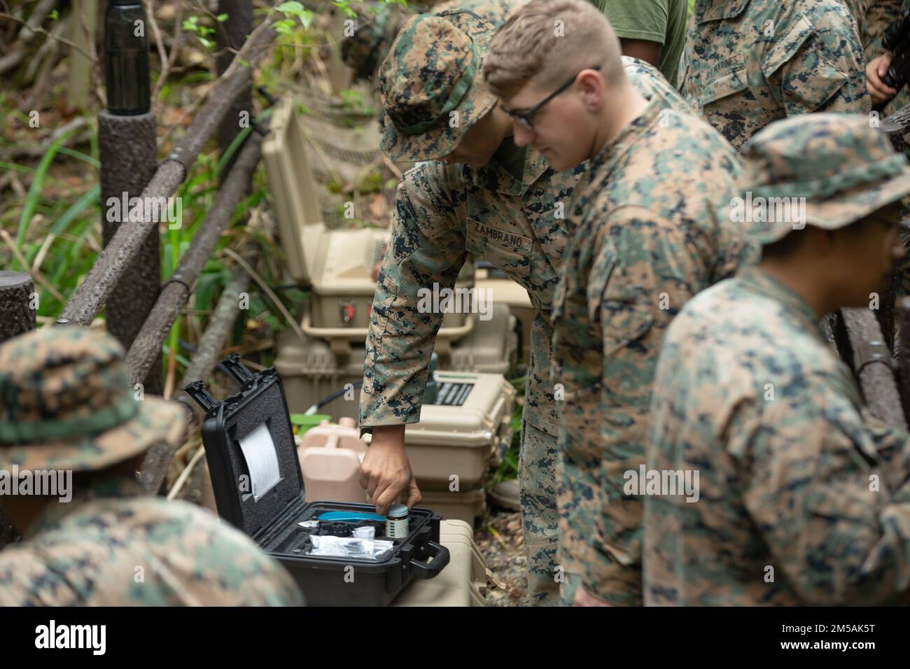 ÉTATS-UNIS Marines avec combat Logistics Battalion 4, combat Logistics Regiment 3, 3rd Marine Logistics Group, purifier l'eau en utilisant le système de purification d'eau de peloton pendant l'exercice Jungle Warfare 22, 16 février 2022, Camp Gonsalves, Okinawa, Japon. JWX 22 est un exercice de formation sur le terrain à grande échelle axé sur l'exploitation des capacités intégrées des partenaires conjoints et alliés afin de renforcer la sensibilisation, la manœuvre et les incendies de tous les domaines dans un environnement maritime distribué. Banque D'Images
