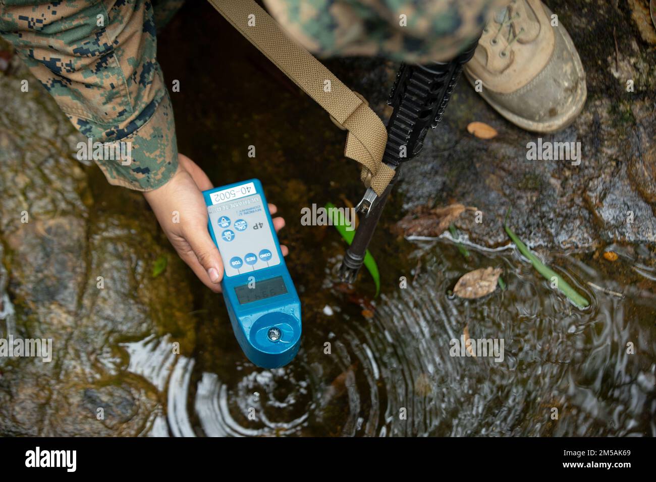 ÉTATS-UNIS Marines avec combat Logistics Battalion 4, combat Logistics Regiment 3, 3rd Marine Logistics Group, tester l'eau purifiée pendant l'exercice Jungle Warfare 22, 16 février 2022, Camp Gonsalves, Okinawa, Japon. JWX 22 est un exercice de formation sur le terrain à grande échelle axé sur l'exploitation des capacités intégrées des partenaires conjoints et alliés afin de renforcer la sensibilisation, la manœuvre et les incendies de tous les domaines dans un environnement maritime distribué. Banque D'Images