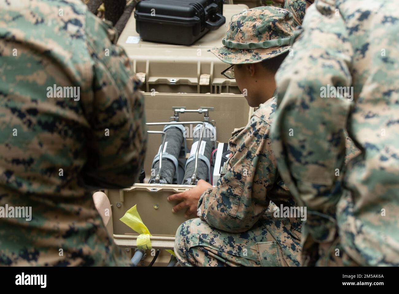 ÉTATS-UNIS Marines avec combat Logistics Battalion 4, combat Logistics Regiment 3, 3rd Marine Logistics Group, a mis en place un système de purification d'eau de peloton pendant l'exercice Jungle Warfare 22, 16 février 2022, Camp Gonsalves, Okinawa, Japon. JWX 22 est un exercice de formation sur le terrain à grande échelle axé sur l'exploitation des capacités intégrées des partenaires conjoints et alliés afin de renforcer la sensibilisation, la manœuvre et les incendies de tous les domaines dans un environnement maritime distribué. Banque D'Images