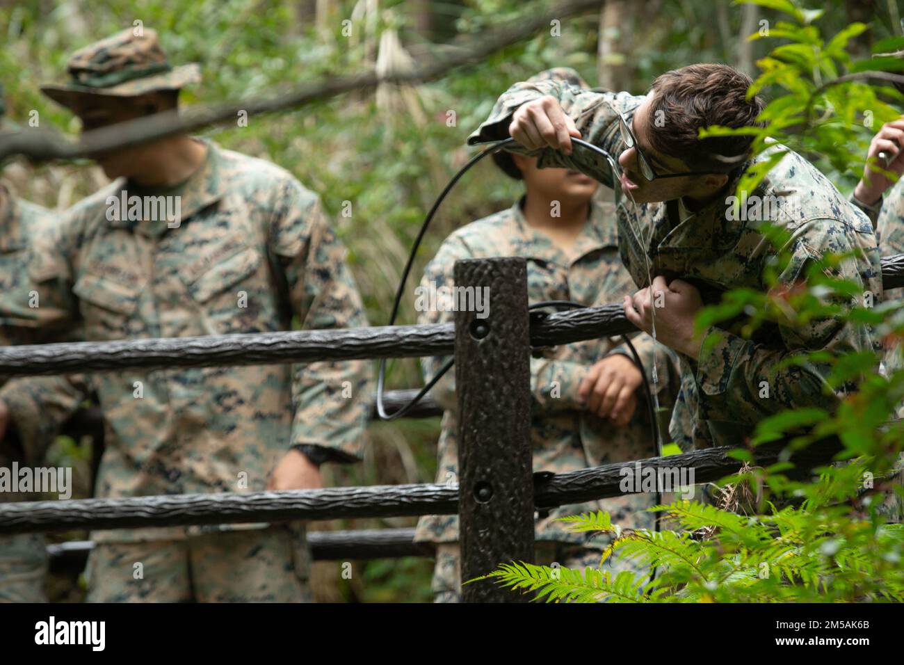 ÉTATS-UNIS Marines avec combat Logistics Battalion 4, combat Logistics Regiment 3, 3rd Marine Logistics Group, eau d'essai purifiée par le système de purification d'eau de peloton pendant l'exercice Jungle Warfare 22, 16 février 2022, Camp Gonsalves, Okinawa, Japon. JWX 22 est un exercice de formation sur le terrain à grande échelle axé sur l'exploitation des capacités intégrées des partenaires conjoints et alliés afin de renforcer la sensibilisation, la manœuvre et les incendies de tous les domaines dans un environnement maritime distribué. Banque D'Images