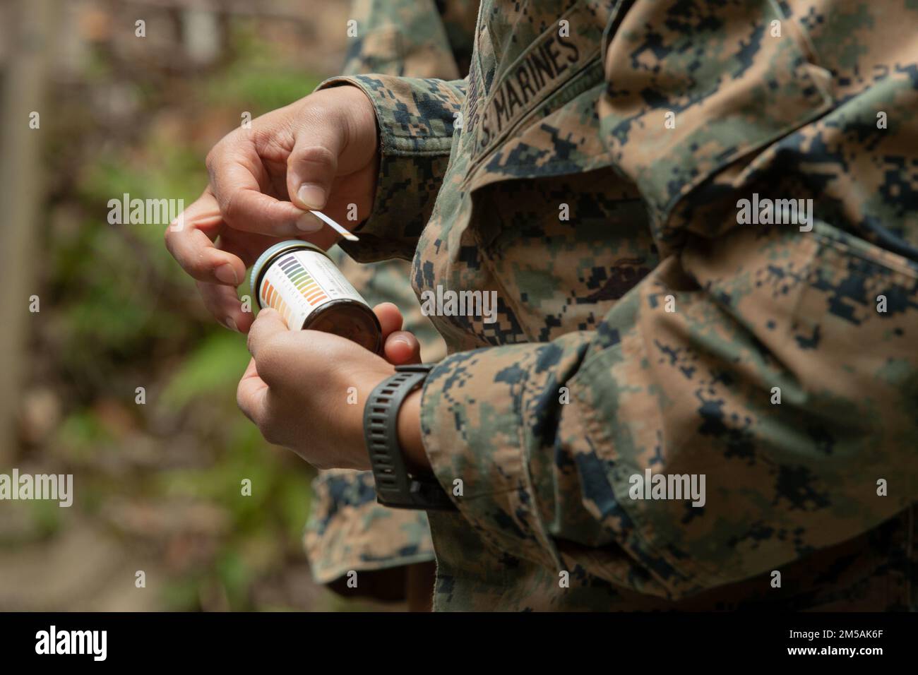 ÉTATS-UNIS Marines avec combat Logistics Battalion 4, combat Logistics Regiment 3, 3rd Marine Logistics Group, tester l'eau purifiée pendant l'exercice Jungle Warfare 22, 16 février 2022, Camp Gonsalves, Okinawa, Japon. JWX 22 est un exercice de formation sur le terrain à grande échelle axé sur l'exploitation des capacités intégrées des partenaires conjoints et alliés afin de renforcer la sensibilisation, la manœuvre et les incendies de tous les domaines dans un environnement maritime distribué. Banque D'Images