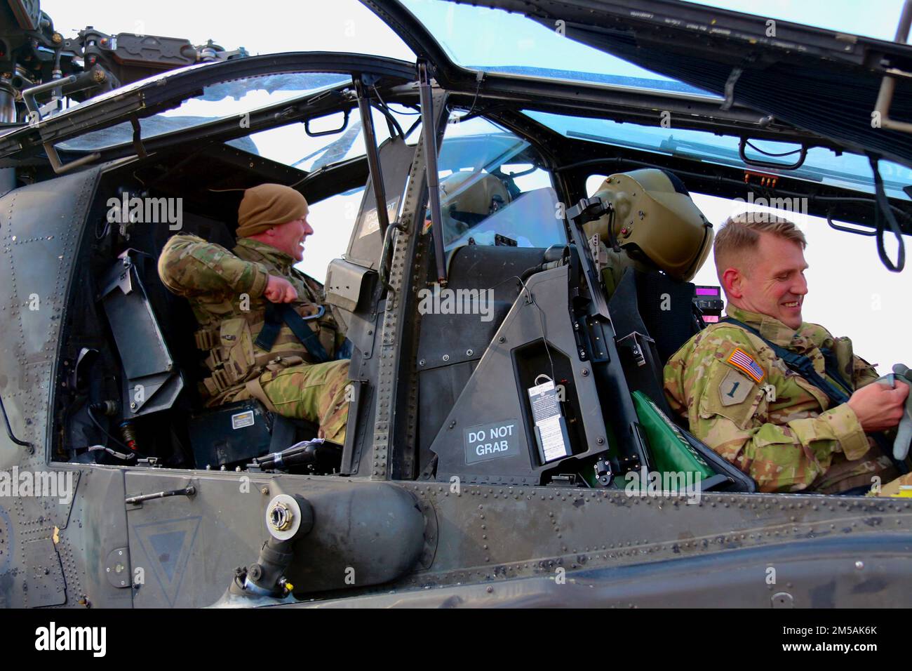 Les soldats du 4-2 Attack Helicopter Battalion préparent le dernier AH-64D pour son vol final et se tournent vers nous alors que nous finissons le fielding de l'AH-64E V6 le 16 février 2022, Camp Humphreys, République de Corée. « J'ai eu la chance de piloter le modèle Alpha ainsi que diverses versions du modèle Delta », a déclaré LTC Peter Schmitt, commandant du bataillon d'hélicoptères d'attaque de 4-2. « Cet AH-64E V6 est bien supérieur aux générations précédentes quand on tient compte de sa létalité, de sa capacité de survie, de ses performances et de sa manœuvrabilité. Cela pourrait ressembler à un avion Apache, mais ses capacités loin Banque D'Images