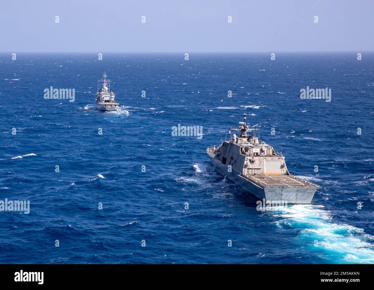 220216-N-HD110-2678 MER DES CARAÏBES - (16 février 2022) -- le navire de combat littoral Freedom-variant USS Milwaukee (LCS 5) et la frégate française Floréal FS Germinal (F735) effectuent un exercice maritime bilatéral en mer des Caraïbes, le 16 février 2022. Milwaukee est déployée dans la zone d’opérations de la flotte américaine 4th pour appuyer la mission de la Force opérationnelle interagences conjointe Sud, qui comprend des missions de lutte contre le trafic de drogues illicites dans les Caraïbes et le Pacifique oriental. Banque D'Images