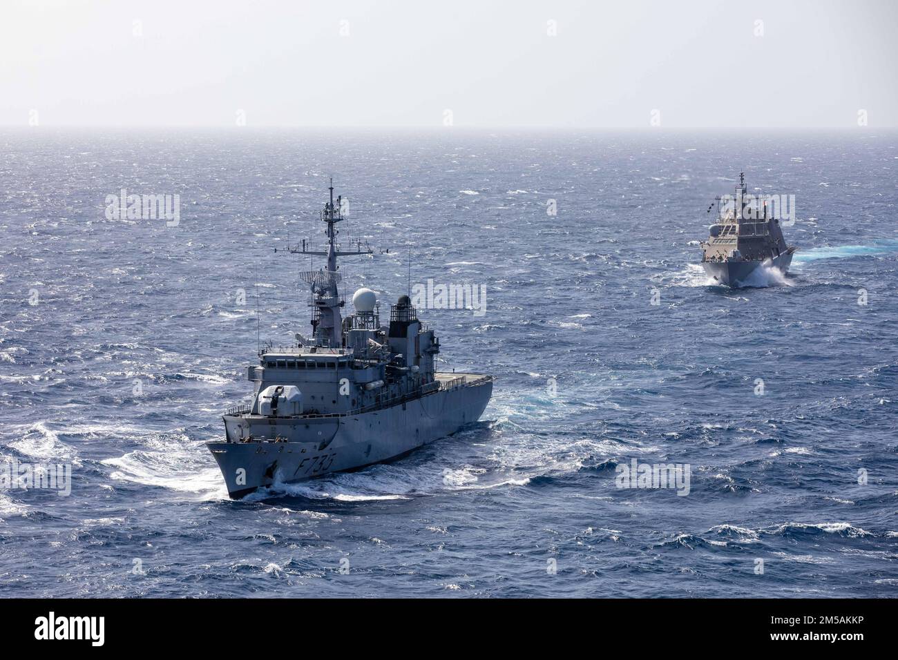 220216-N-HD110-2420 MER DES CARAÏBES - (16 février 2022) -- la frégate française de la classe Floréal FS Germinal (F735) et le navire de combat littoral USS Freedom-variant Milwaukee (LCS 5) effectuent un exercice maritime bilatéral en mer des Caraïbes, le 16 février 2022. Milwaukee est déployée dans la zone d’opérations de la flotte américaine 4th pour appuyer la mission de la Force opérationnelle interagences conjointe Sud, qui comprend des missions de lutte contre le trafic de drogues illicites dans les Caraïbes et le Pacifique oriental. Banque D'Images