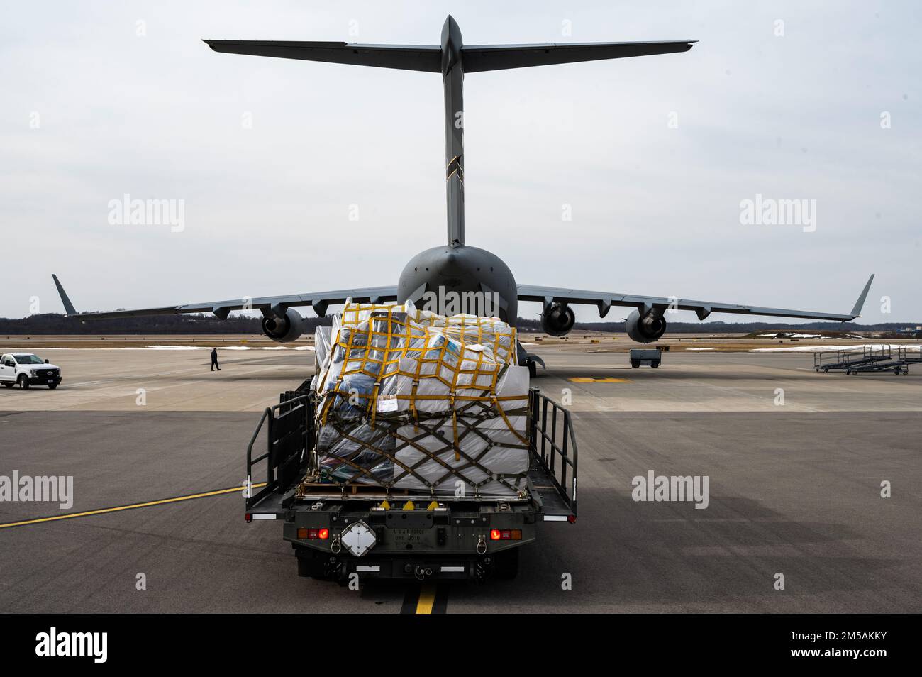 Le fret attend d'être chargé sur un C-17 Globemaster III à la station de réserve aérienne de l'aéroport international de Pittsburgh, Pennsylvanie, le 16 février 2022. Le fret fait partie du programme Denton du ministère de la Défense, qui transporte du fret humanitaire donné par des organisations non gouvernementales basées aux États-Unis vers des pays en développement pour soulager la souffrance humaine. Banque D'Images