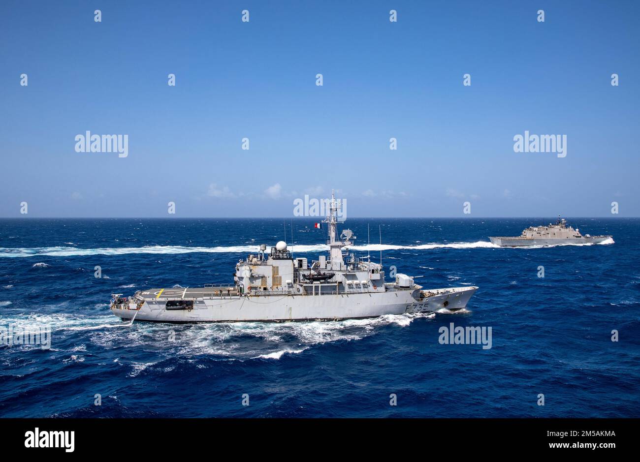 220216-N-HD110-2598 MER DES CARAÏBES - (16 février 2022) -- la frégate française de la classe Floréal FS Germinal (F735) et le navire de combat littoral USS Freedom-variant Milwaukee (LCS 5) effectuent un exercice maritime bilatéral en mer des Caraïbes, le 16 février 2022. Milwaukee est déployée dans la zone d’opérations de la flotte américaine 4th pour appuyer la mission de la Force opérationnelle interagences conjointe Sud, qui comprend des missions de lutte contre le trafic de drogues illicites dans les Caraïbes et le Pacifique oriental. Banque D'Images