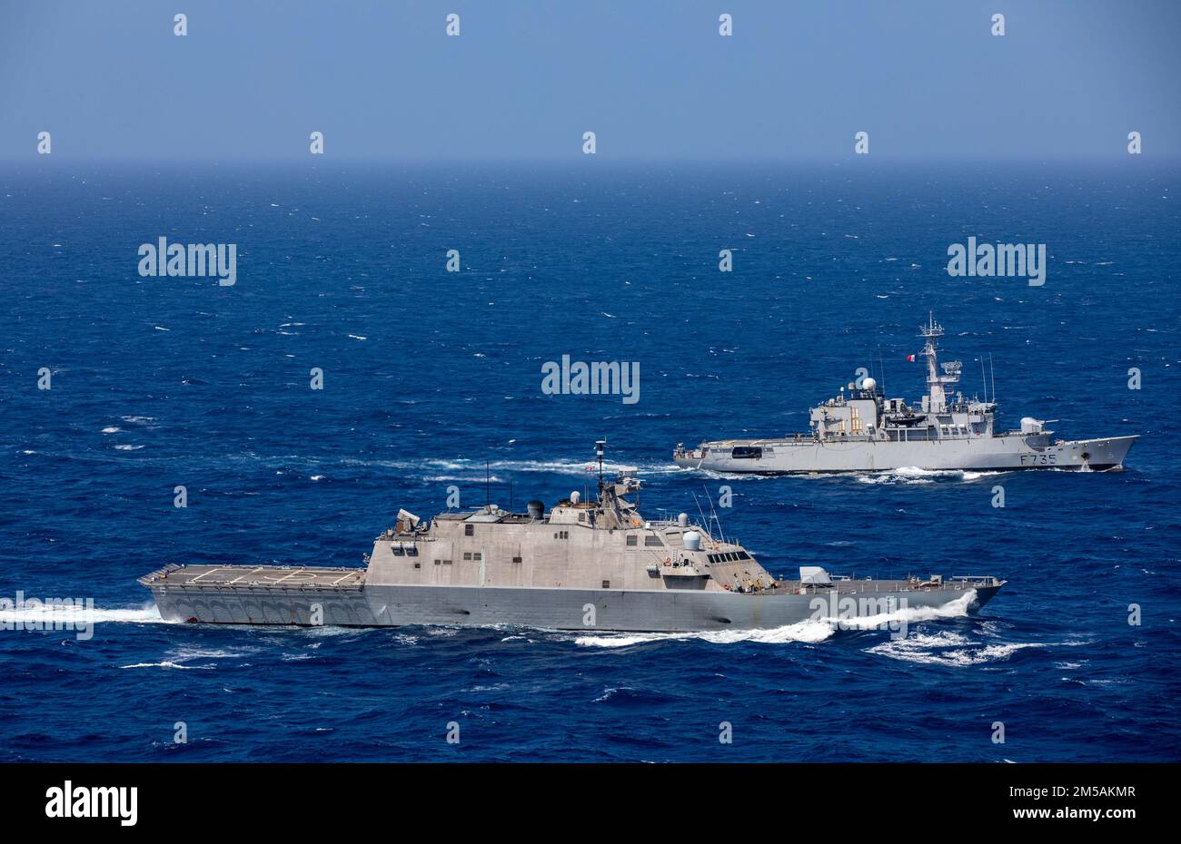 220216-N-HD110-1350 MER DES CARAÏBES -(FÉV 16, 2022) -- le navire de combat littoral variante Freedom USS Milwaukee (LCS 5) et la frégate française de la classe Floréal FS Germinal (F-735) effectuent un exercice maritime bilatéral dans la mer des Caraïbes, le 16 février 2022. Milwaukee est déployée dans la zone d’opérations de la flotte américaine 4th pour appuyer la mission de la Force opérationnelle interagences conjointe Sud, qui comprend des missions de lutte contre le trafic de drogues illicites dans les Caraïbes et le Pacifique oriental. Banque D'Images