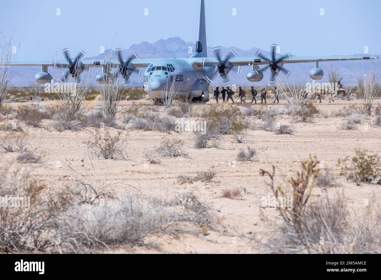 Les Marines des États-Unis, avec 1st Bataillon, 4th Marine Regiment, 1st Marine Division, chargent sur un C-130 Hercules à la suite d'un assaut aérien dans le cadre de Winter Fury 22 à l'extérieur de la station aérienne du corps des Marines Yuma (Arizona), le 16 février 2022. Winter Fury 22 met l'accent sur l'augmentation des besoins en matière de circulation de l'information et d'échange d'informations grâce aux capacités existantes et aux processus non testés auparavant. Winter Fury 22 offre aux Marines de l'aile 3rd Marine Aircraft des possibilités d'entraînement réalistes et pertinentes nécessaires pour répondre à toute crise à travers le monde et gagner résolument dans un confl maritime très contesté Banque D'Images