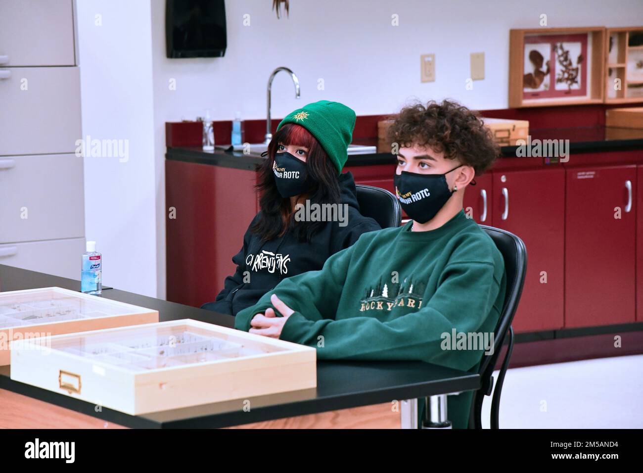 Les élèves du cours de formation des officiers de réserve juniors de la Dillard McCollum High School (R.O.T.C.) ont visité les États-Unis Centre d'excellence médical de l'Armée (MEDCoE) pour en savoir plus sur les nombreuses possibilités de carrière en médecine de l'Armée offertes aux diplômés du secondaire et du collège, 16 février, joint base San Antonio-fort Sam Houston, Texas. Julian Rodriguez, jeune de l’école secondaire McCollum, photographié à droite, a discuté de son désir d’assister à l’Académie de West point de l’Armée de terre avec le général Dennis LeMaster, aux États-Unis Commandant du Centre médical d'excellence de l'armée (MEDCoE), pendant la visite. Banque D'Images