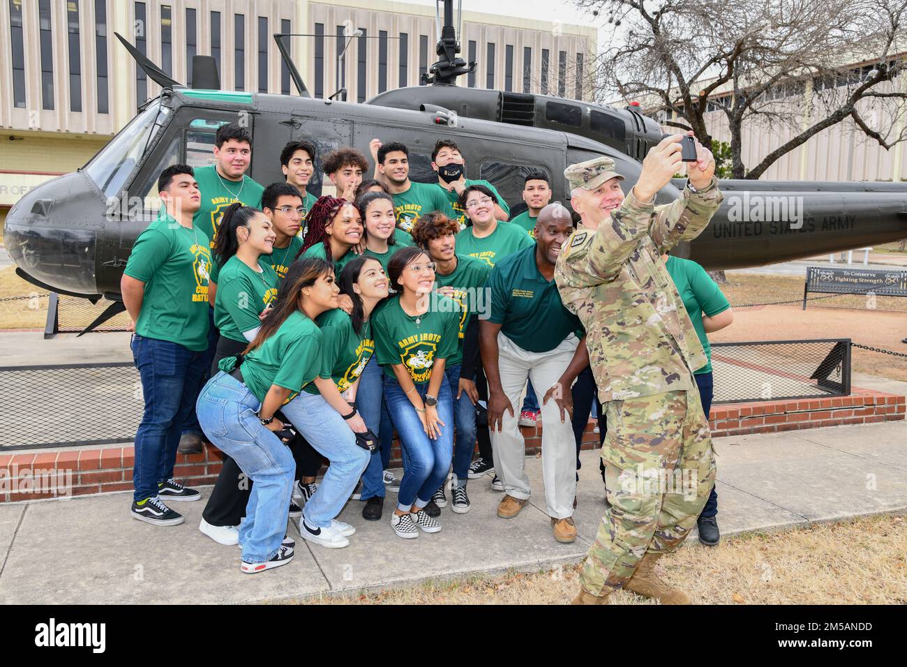 ÉTATS-UNIS Centre d’excellence médical de l’Armée de terre le général commandant Dennis LeMaster prend une photo de selfie avec des étudiants du cours de formation des officiers de réserve subalternes de l’École secondaire Dillard McCollum avant leur visite à MEDCoE. Banque D'Images