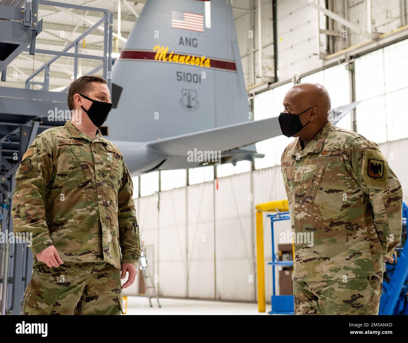 ÉTATS-UNIS Tech. De la Force aérienne Le Sgt Dustin Sprengler, spécialiste de la réparation et de la remise en état, Escadron de maintenance 133rd, à gauche, parle au conseiller principal inscrit Tony L. Whitehead, conseiller principal inscrit au chef, Bureau de la Garde nationale, à St. Paul, Minn., 16 février 2022. Whitehead a commencé sa visite à la Garde nationale du Minnesota, à l'aile Airlift 133rd, où Sprengler a parlé d'un projet de remise à neuf des roues qui a permis à la Force aérienne d'économiser plus de 225 000 000 $. Banque D'Images