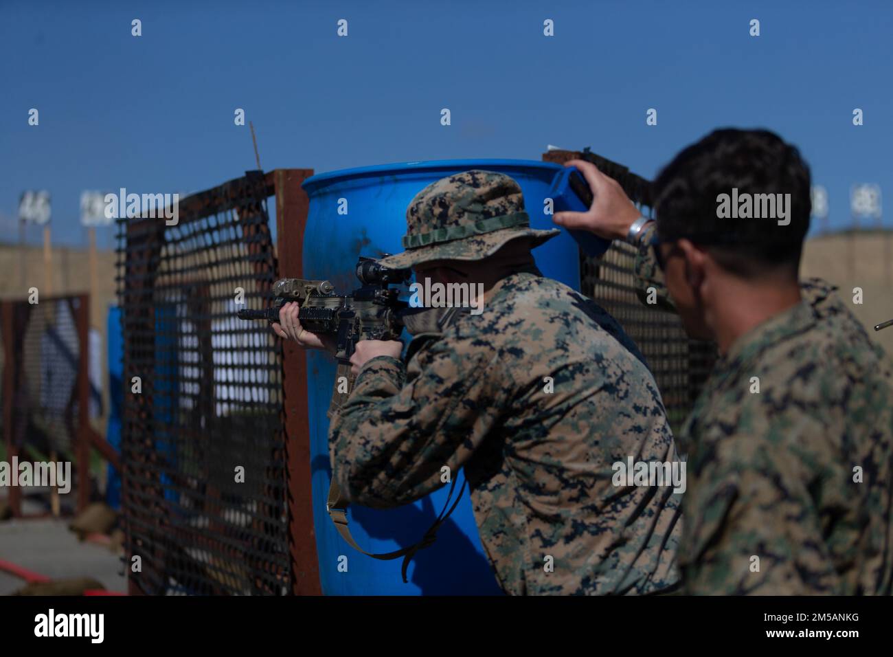 ÉTATS-UNIS Lance maritime le Cpl Collin Anderson, un rifleman du 2nd Bataillon, 5th Marine Regiment, 1st Marine Division, tire un fusil automatique d'infanterie M27 lors de la compétition de mise en scène du corps des Marines sur le camp de base du corps des Marines Pendleton, Californie, 16 février 2022. La compétition est conçue pour améliorer de manière significative la compétence des participants dans l’utilisation des armes individuelles en affinant les compétences fondamentales en matière de stratégie de marché, en apprenant les techniques de stratégie de marché et en faisant passer les frontières mentales et physiques dans un forum concurrentiel. Banque D'Images