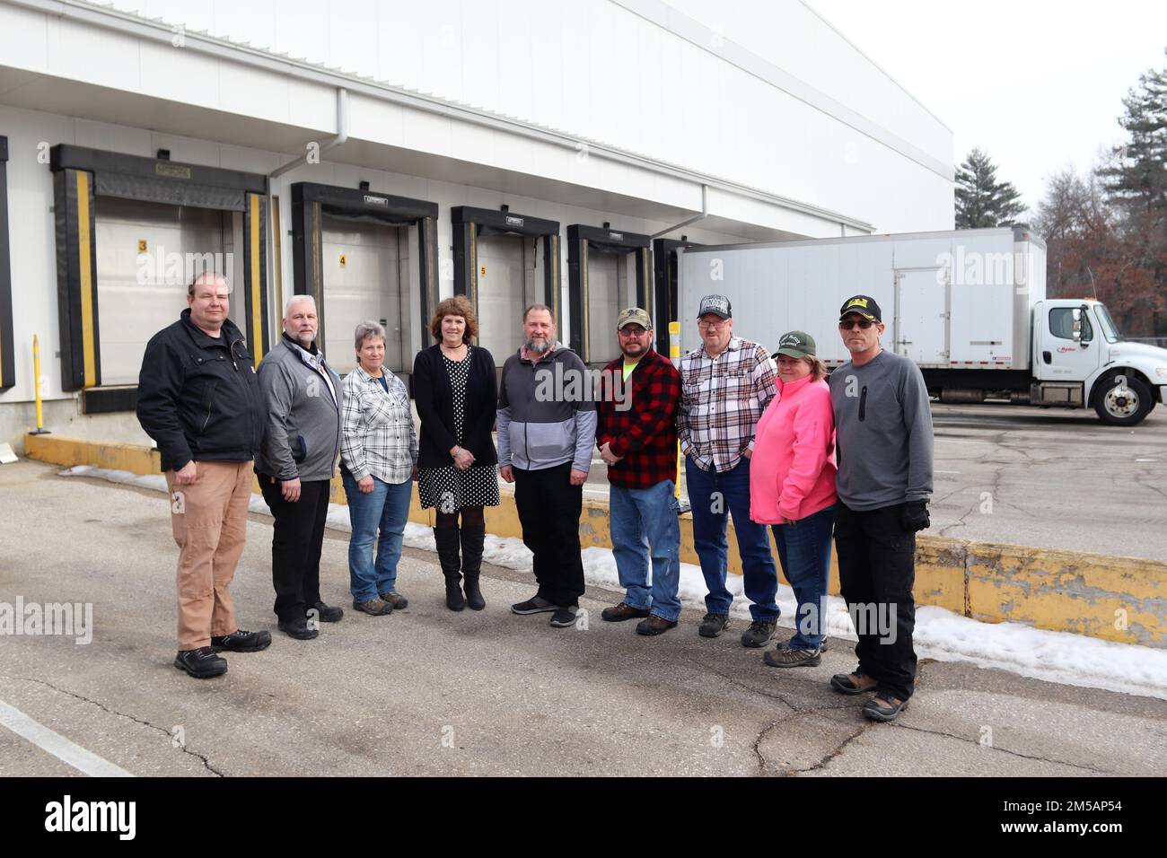 (De gauche à droite) Kris Miner, Jim Gouker, Tamra Meyer, Mary Hardie, Andy Pisney, Scott molle, Kelly Tilbury, Nancy Brown et Bill Weekley, tous membres de l'équipe de service alimentaire du fort McCoy Logistics Readiness Centre, sont présentés le 16 février 2022, à l'édifice 490 de fort McCoy, Wisconsin. Cette équipe a dirigé une opération alimentaire de six mois pour l'opération Allies Welcome à fort McCoy qui a aidé jusqu'à 15 000 personnes par jour. Banque D'Images