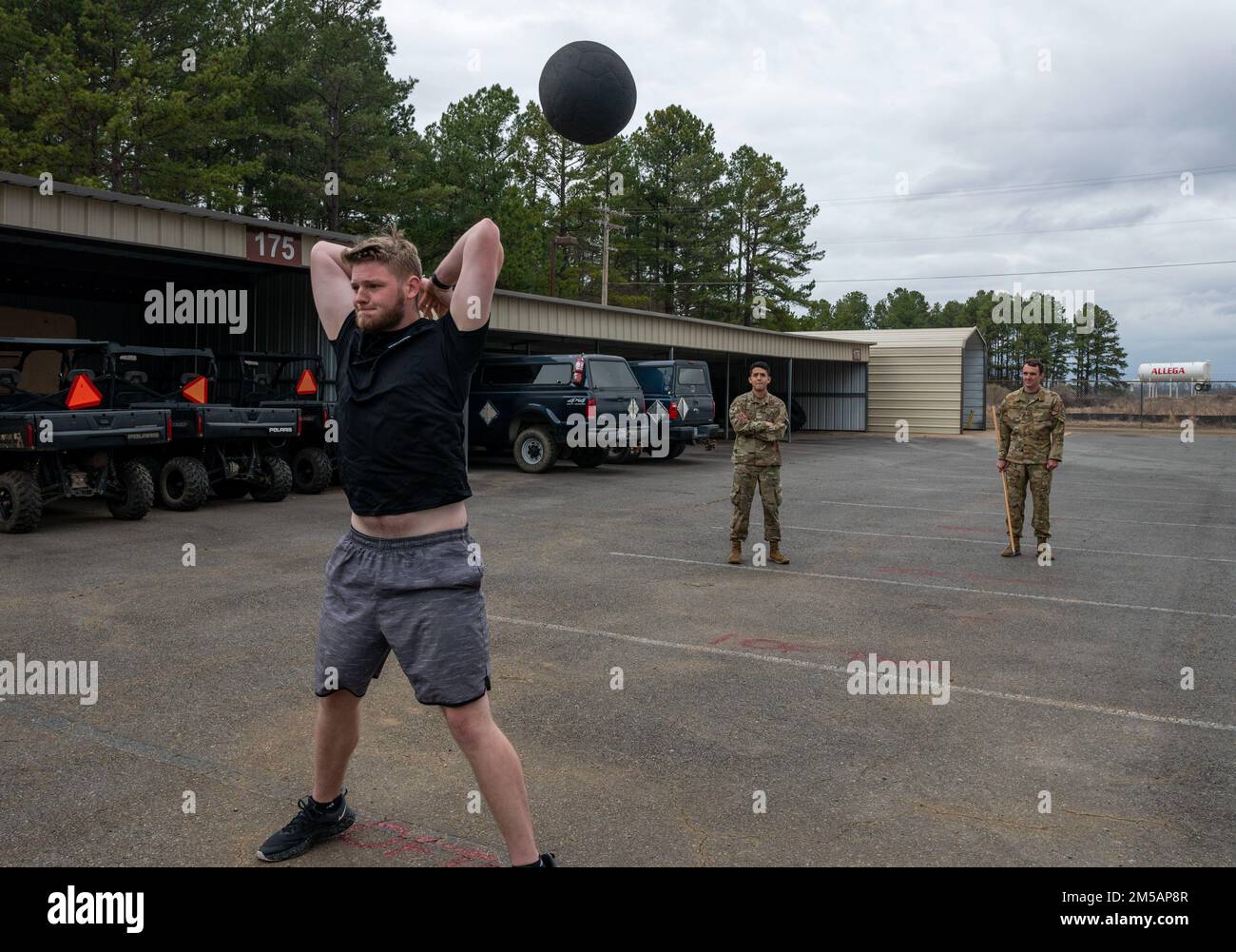 Un membre du programme d'entrée retardée effectue un jeu de Medicine ball à la base aérienne de Little Rock, Arkansas, le 16 février 2022. Le jeu de Medicine ball est une composante du test de condition physique de niveau 2, qui est un test spécifique aux domaines de carrière de guerre spéciaux dans la Force aérienne. Banque D'Images