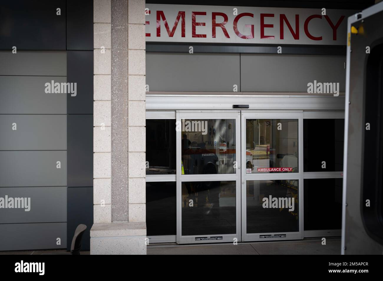 Les aviateurs du groupe médical des opérations spéciales de 1st font entrer un patient dans la salle d'urgence 22 février 2022, à l'AFB d'Eglin, en Floride. La mission du service d'urgence d'Eglin est de fournir des soins intensifs aux patients gravement malades ou blessés. Banque D'Images