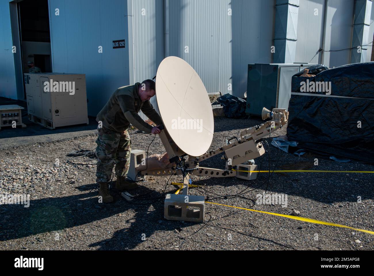 A ÉTATS-UNIS L'Airman de la Force aérienne, affecté à l'escadron de communications de combat 242nd, installe un satellite sur la base aérienne de Mountain Home, Idaho, le 16 février 2022. Commandement du combat aérien les aviateurs organisent, forment et se préparent à permettre la production d’énergie aérienne, l’emploi de la force et le maintien de la mission à l’appui d’une aile de tête dans le cadre de la génération de la Force aérienne, ou cycle AFFORGEN. Banque D'Images