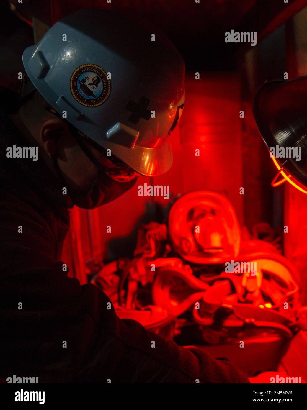 BASE NAVALE DE KITSAP-BREMERTON, WASHINGTON. (16 février 2022) – États-Unis Navy Aviation Boatswain’s Mate (Equipment) 3rd classe Matthew Aguilar, de Houston, saisit des fournitures de nettoyage sur le porte-avions de la classe Nimitz USS Theodore Roosevelt (CVN 71), le 16 février 2022. Theodore Roosevelt est dans un quai prévu disponibilité incrémentielle au chantier naval Puget Sound et à l'installation de maintenance intermédiaire où le navire recevra des travaux d'entretien et de mise à niveau prévus. Banque D'Images