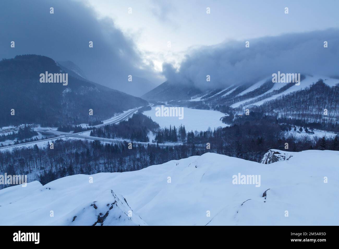 Franconia Notch d'Artists Bluff à Franconia, New Hampshire, lors d'un hiver froid et orageux, en