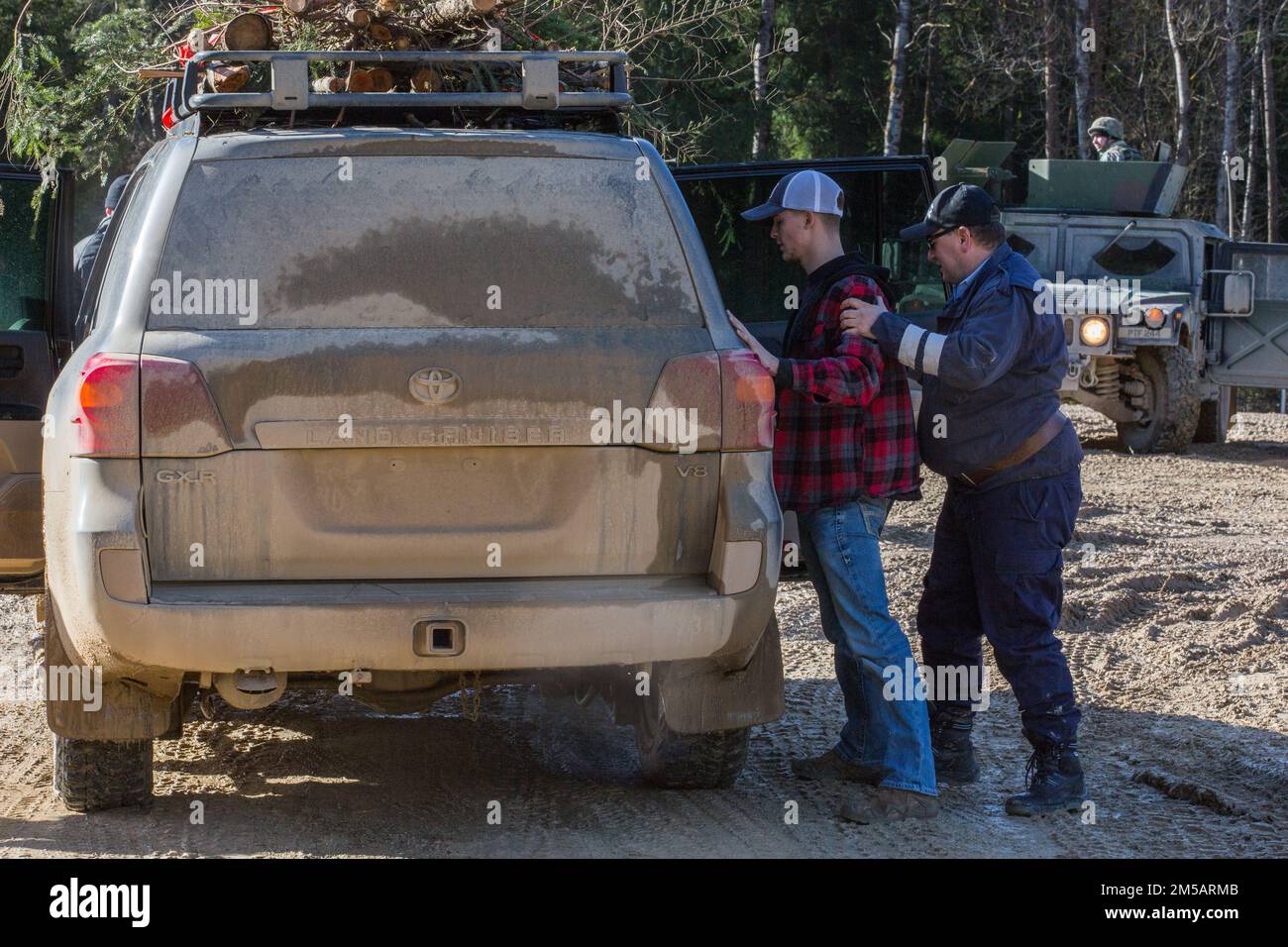 La police locale a appréhendé un « usurpe » au cours de la KFOR 30 pour un exercice de patrouille conjointe dans la zone d'entraînement de Hohenfels en Allemagne, le 17 février 2022. La KFOR 30 est une manifestation multinationale de formation qui a pour but de préparer les unités à leur déploiement dans le Commandement régional du Kosovo à l'est. Banque D'Images