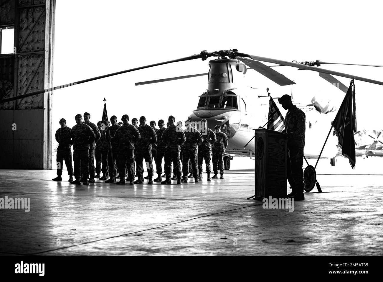 Le capitaine Kimberly Denny, commandant entrant de la compagnie Bravo, 82nd, Bataillon de l'aviation de soutien général de la division aéroportée, soulage le capitaine Darren Berrigan, commandant sortant, de commandement le 17 février 2022, fort Bragg, N.C.. Denny a été auparavant officier adjoint des opérations de la brigade pendant 10 mois à la Brigade de l'aviation de combat de 82nd. Banque D'Images