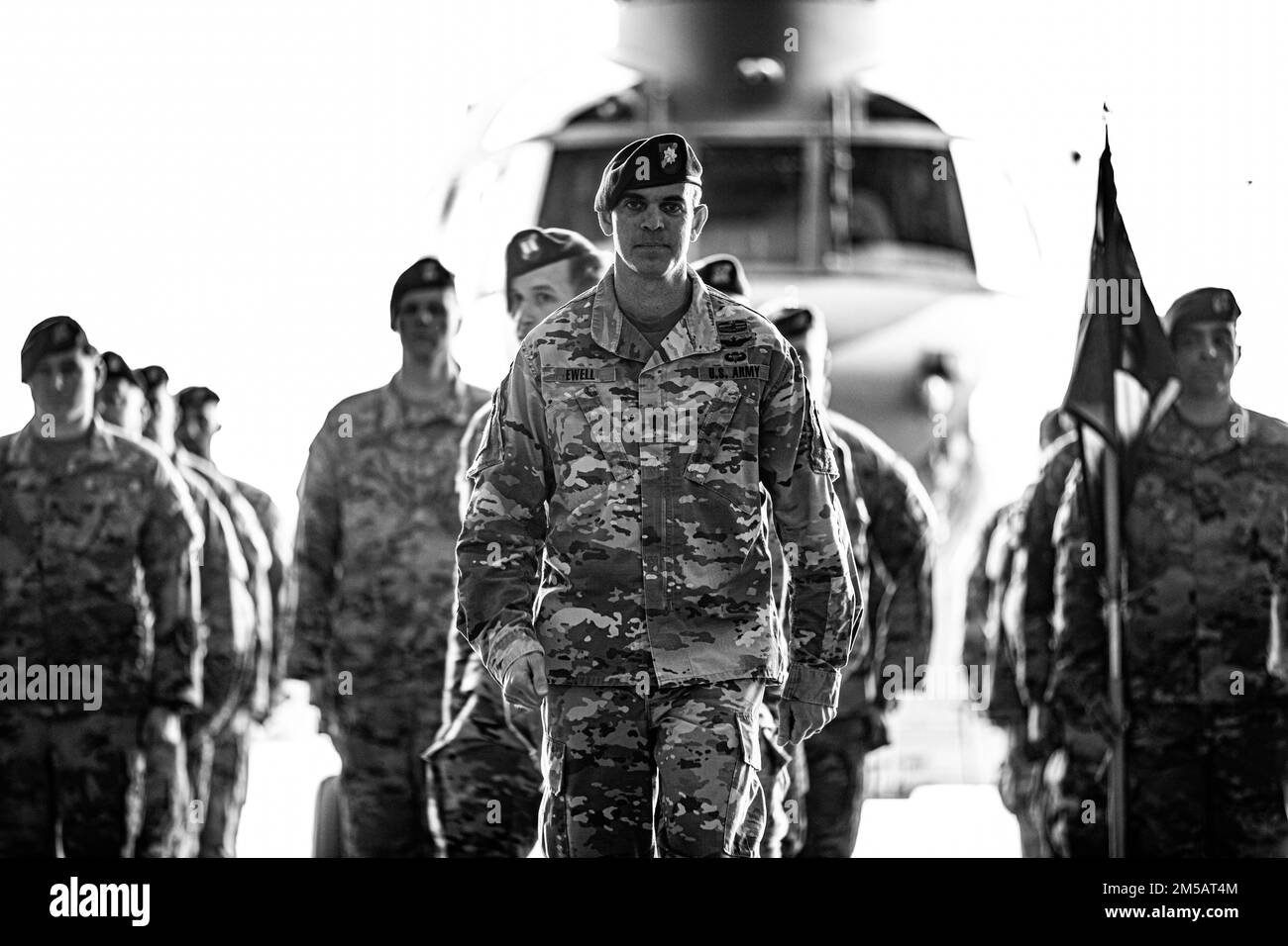 Le capitaine Kimberly Denny, commandant entrant de la compagnie Bravo, 82nd, Bataillon de l'aviation de soutien général de la division aéroportée, soulage le capitaine Darren Berrigan, commandant sortant, de commandement le 17 février 2022, fort Bragg, N.C.. Denny a été auparavant officier adjoint des opérations de la brigade pendant 10 mois à la Brigade de l'aviation de combat de 82nd. Banque D'Images
