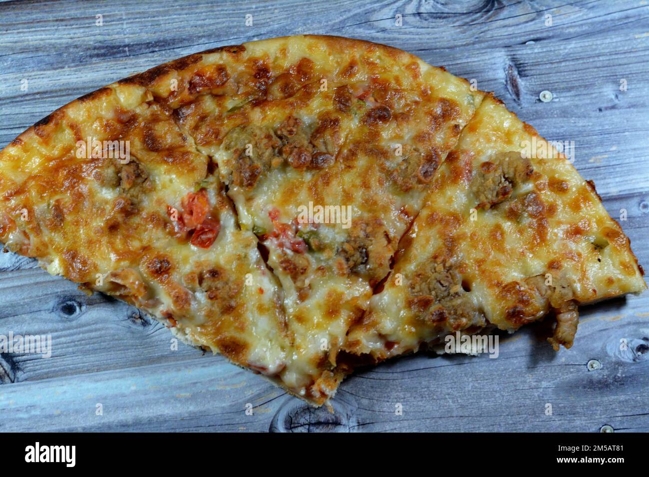 Pizza italienne avec fromage mozzarella et crevettes, tomates et légumes, cuisine italienne avec tranches de pizza, crevettes de fruits de mer prêtes à être servies Banque D'Images