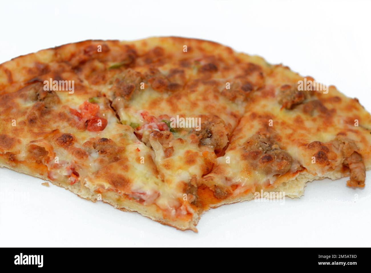 Pizza italienne avec fromage mozzarella et crevettes, tomates et légumes, cuisine italienne avec tranches de pizza, crevettes de fruits de mer prêtes à être servies Banque D'Images
