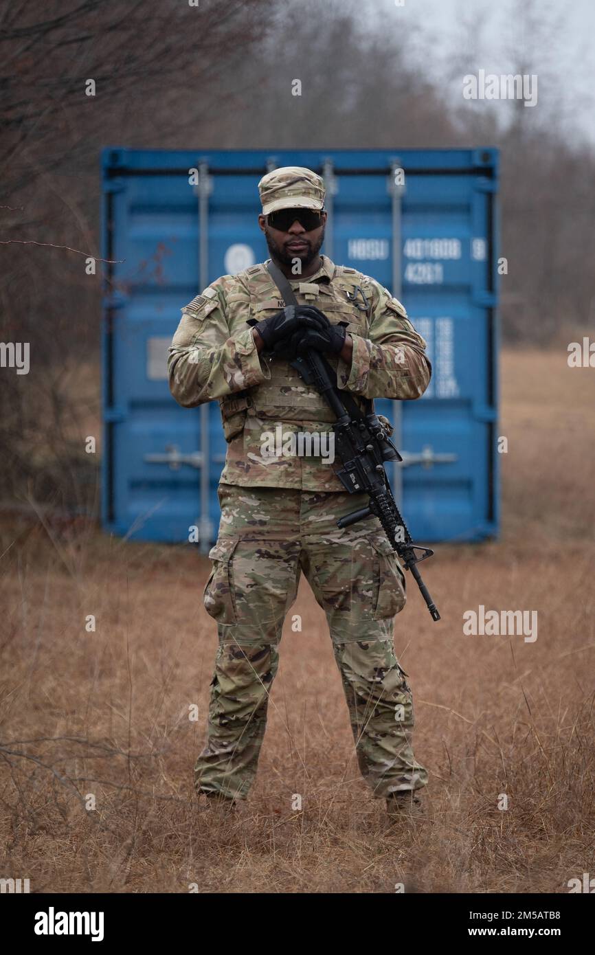 Le SPC McKinley Noel, ingénieur de combat affecté au 54th Brigade Engineer Battalion, 173rd Airborne Brigade, pose un portrait dans une aire de tir à Aviano, en Italie, sur 17 février 2022. Banque D'Images