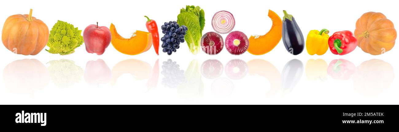 Légumes et fruits colorés en rangée avec réflexion de lumière isolée sur fond blanc. Banque D'Images
