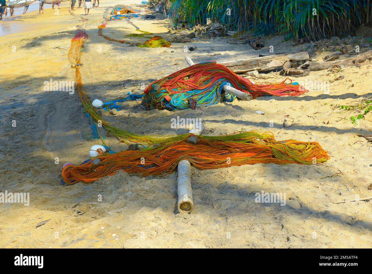 Filets de pêche empilés sur la plage. Banque D'Images