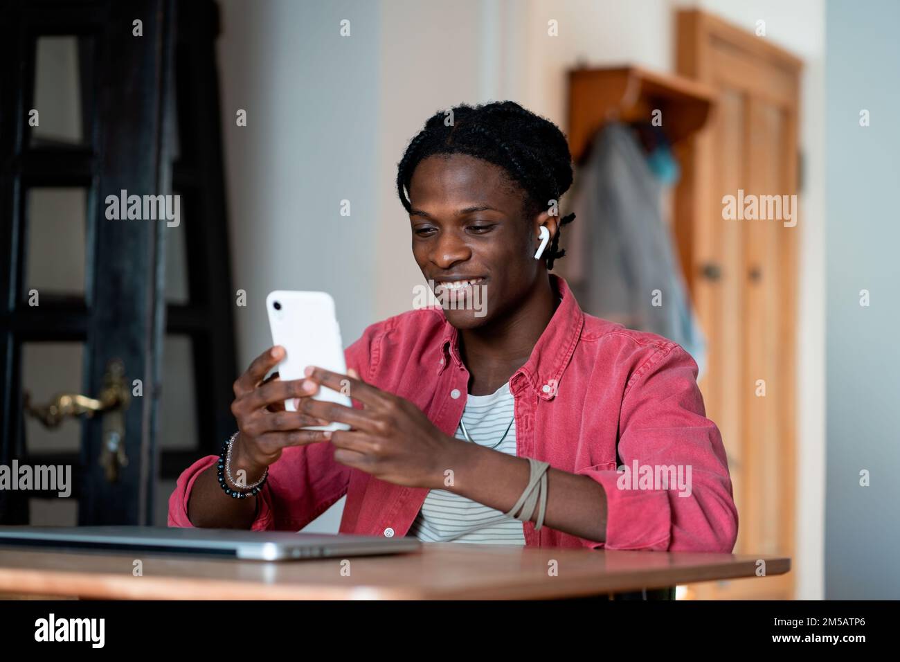 Joyeux homme afro-américain optimiste faisant appel vidéo à des amis faisant du travail indépendant à temps Banque D'Images