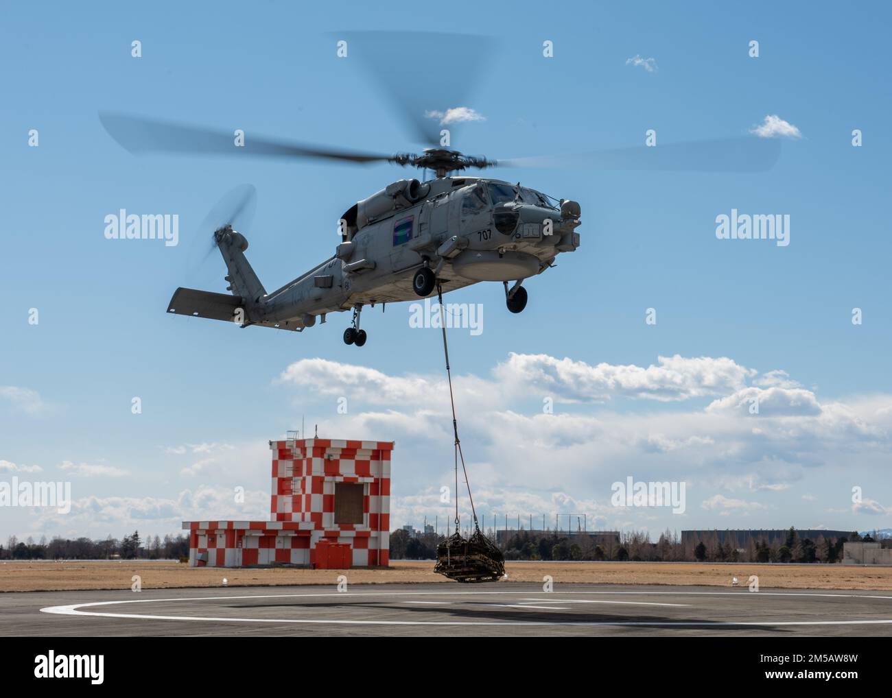 220217-N-VI040-1113 INSTALLATION AÉRIENNE NAVALE ATSUGI (Japon) (le 17 février 2022) un hélicoptère MH-60R Seahawk, attaché aux « Saberhawks » de l'Escadron de frappe maritime (UGH) 77 lève une palette de cargaison lors d'une évolution de l'entraînement de réapprovisionnement vertical à bord de l'installation aérienne navale (NAF) Atsugi (Japon). La NAF Atsugi appuie l'état de préparation au combat du commandant de la 5e Escadre aérienne Carrier (CVW 5), du 5e Escadron de frappe maritime par hélicoptère (HSM-51) et de 30 autres commandements de locataires, et fournit un soutien logistique, une coordination et des services aux unités affectées au Pacifique occidental. Banque D'Images