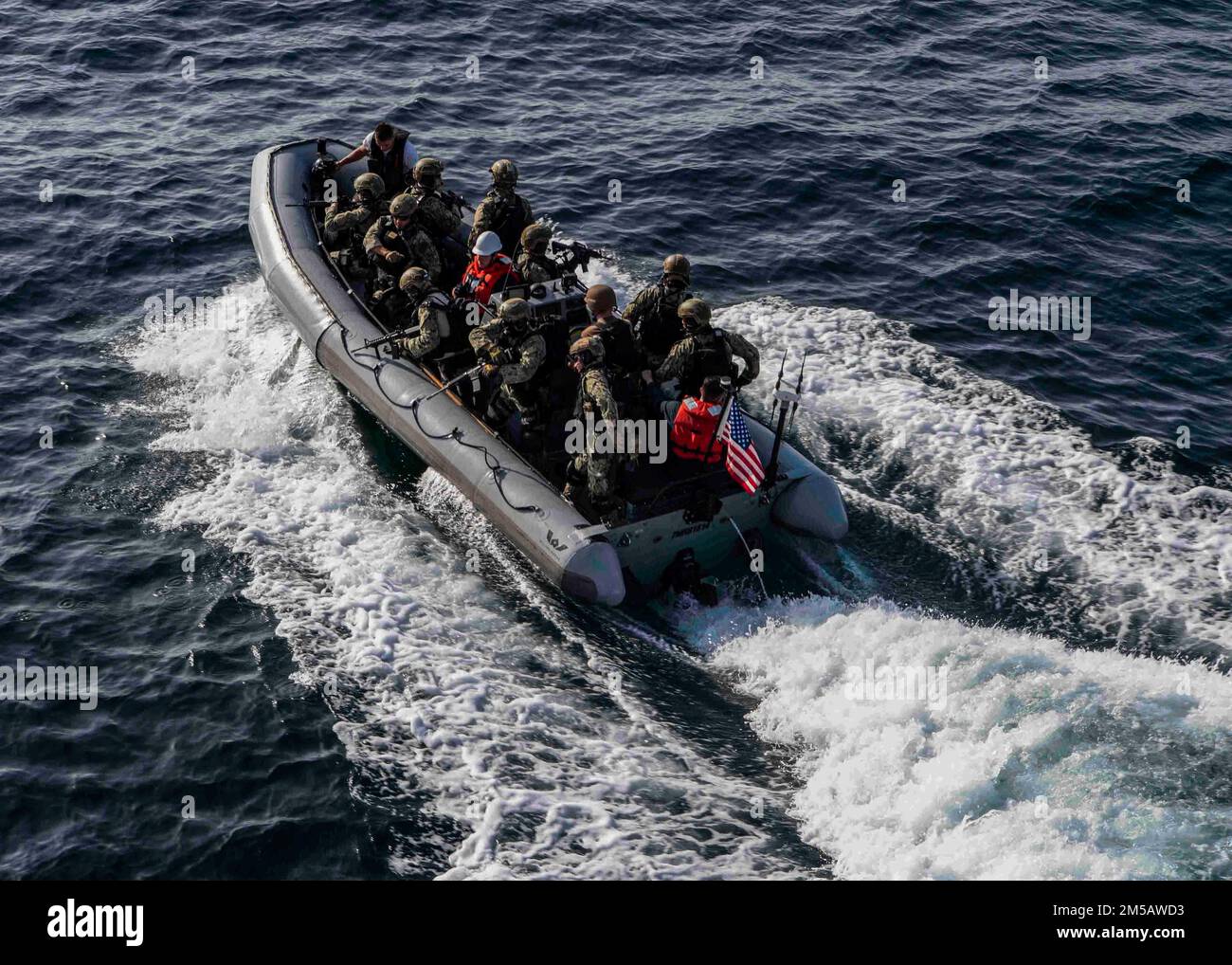 GOLFE D'OMAN (17 février 2022) les membres de l'équipe de la visite, de la navigation, de la perquisition et de la saisie (VBSS) passent sur un bateau gonflable à coque rigide (RHIB) lors d'une évolution de l'entraînement VBSS à bord du destroyer à missiles guidés USS Gridley (DDG 101), dans le golfe d'Oman, 17 février. Gridley est déployé dans la zone d'opérations de la flotte américaine 5th à l'appui des opérations navales afin d'assurer la stabilité et la sécurité maritimes dans la région centrale, reliant la Méditerranée et le Pacifique par l'océan Indien occidental et trois points d'étranglement stratégiques. Banque D'Images