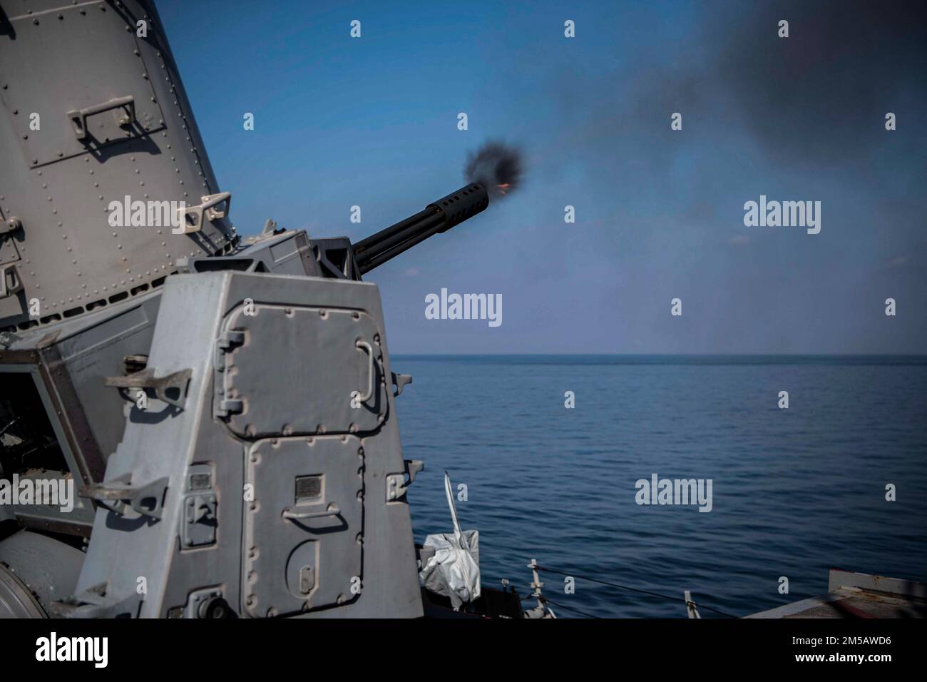 Système d'armes à fermeture (CIWS) à une cible gonflable lors d'un exercice de tir en direct dans le golfe d'Oman, février 17. Gridley est déployé dans la zone d'opérations de la flotte américaine 5th à l'appui des opérations navales afin d'assurer la stabilité et la sécurité maritimes dans la région centrale, reliant la Méditerranée et le Pacifique par l'océan Indien occidental et trois points d'étranglement stratégiques. Banque D'Images