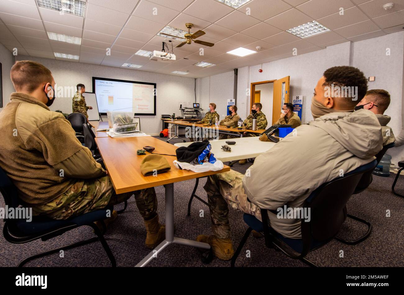 ÉTATS-UNIS Tech. De la Force aérienne Le Sgt Mark Mitchell, 100th escadron de soutien aux opérations Survival, Evasion, Resistance, and Escape NCO, responsable de l'entraînement, dirige l'entraînement à la navigation terrestre pour les aviateurs du 100th Escadron du génie civil, à la Royal Air Force Mildenhall, en Angleterre, le 17 février 2022. Les aviateurs de la ces 100th ont appris à lire des cartes, à tracer un parcours et à trouver leur chemin dans n'importe quel environnement avec ou sans l'utilisation d'un appareil GPS. Banque D'Images