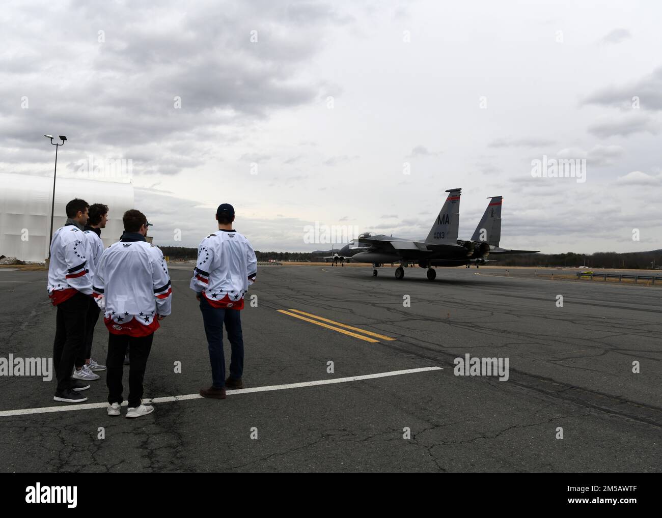 Les membres de l'équipe de l'American Hockey League Springfield Thunderbirds ont passé leur après-midi ici à la base de la garde nationale Barnes Air, Massachusetts, le 17 février 2022. L'équipe s'est entretenue avec les membres de l'aile 104th Fighter, les membres de l'équipe de hockey de la Charité Barnes, et a assisté au décollage de la F-15C 104FW. (Photos de la Garde nationale aérienne des États-Unis par le Sgt. Lindsey S. Watson) Banque D'Images