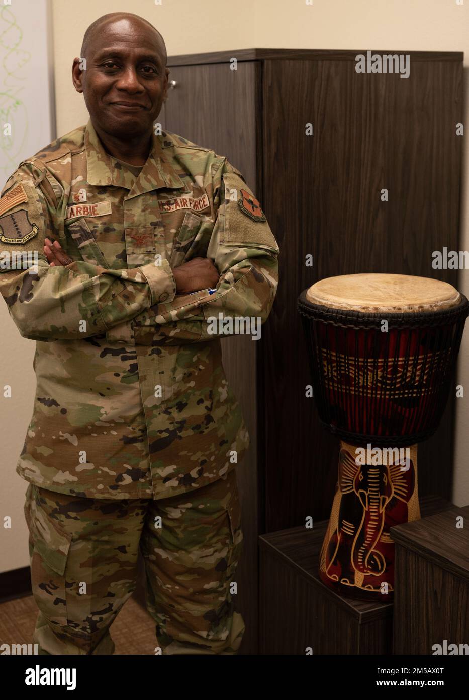 ÉTATS-UNIS Derek Larbie, commandant du groupe médical 17th, pose à côté ...