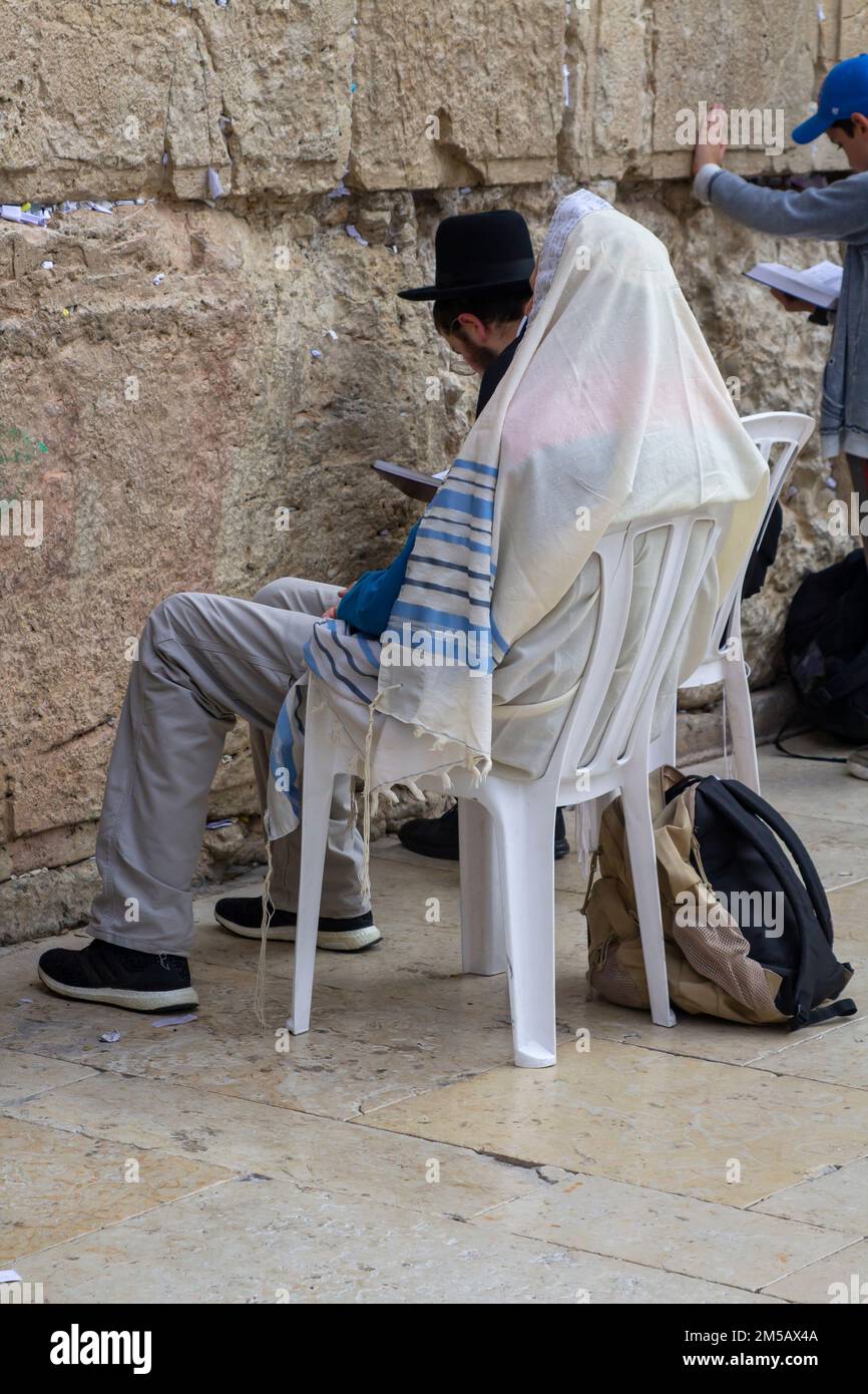 10 nov 2022 Un juif dans une prière châle avec d'autres juifs et des dévotés généraux priant au mur occidental de Jérusalem Israël Banque D'Images