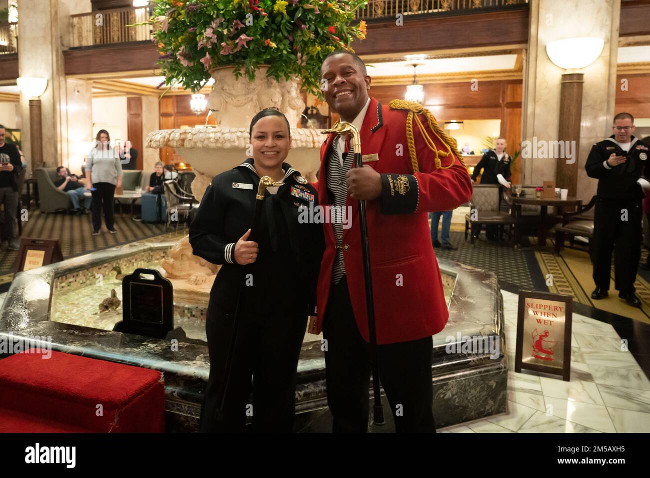 220216-N-FS414-2091 MEMPHIS, TENNESSEE. (16 février 2022) – Maître d'armes 2nd classe Berly lue, composante active recruteuse de l'année, affectée au NTAG Houston, pose avec le maître de canard à l'hôtel Peabody de Memphis. ROY week est un événement de trois jours qui reconnaît les meilleurs recruteurs de la Marine nationale pour leur expertise en acquisition de talents, leur impact positif sur les communautés locales et le respect des valeurs les plus élevées de la Marine. Banque D'Images