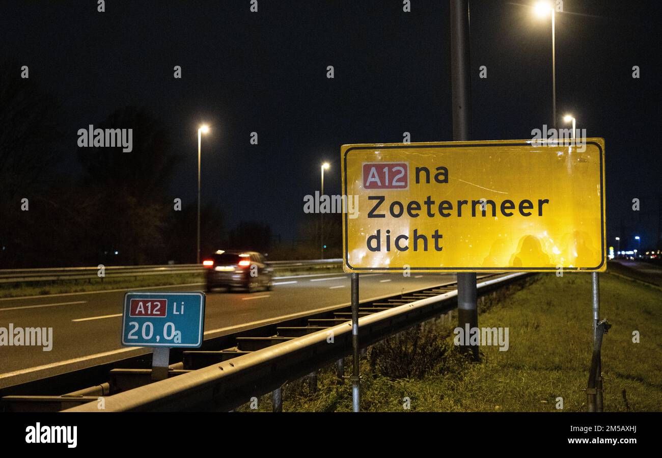 ZOETERMEER - Matrix des signes indiquent que le A12 est fermé à Zoetermeer. L'autoroute sera fermée jusqu'à 8 h sur 31 décembre. La municipalité retirera alors une partie du pont Nelson Mandela. ANP LEX VAN LIESHOUT pays-bas - belgique OUT Banque D'Images