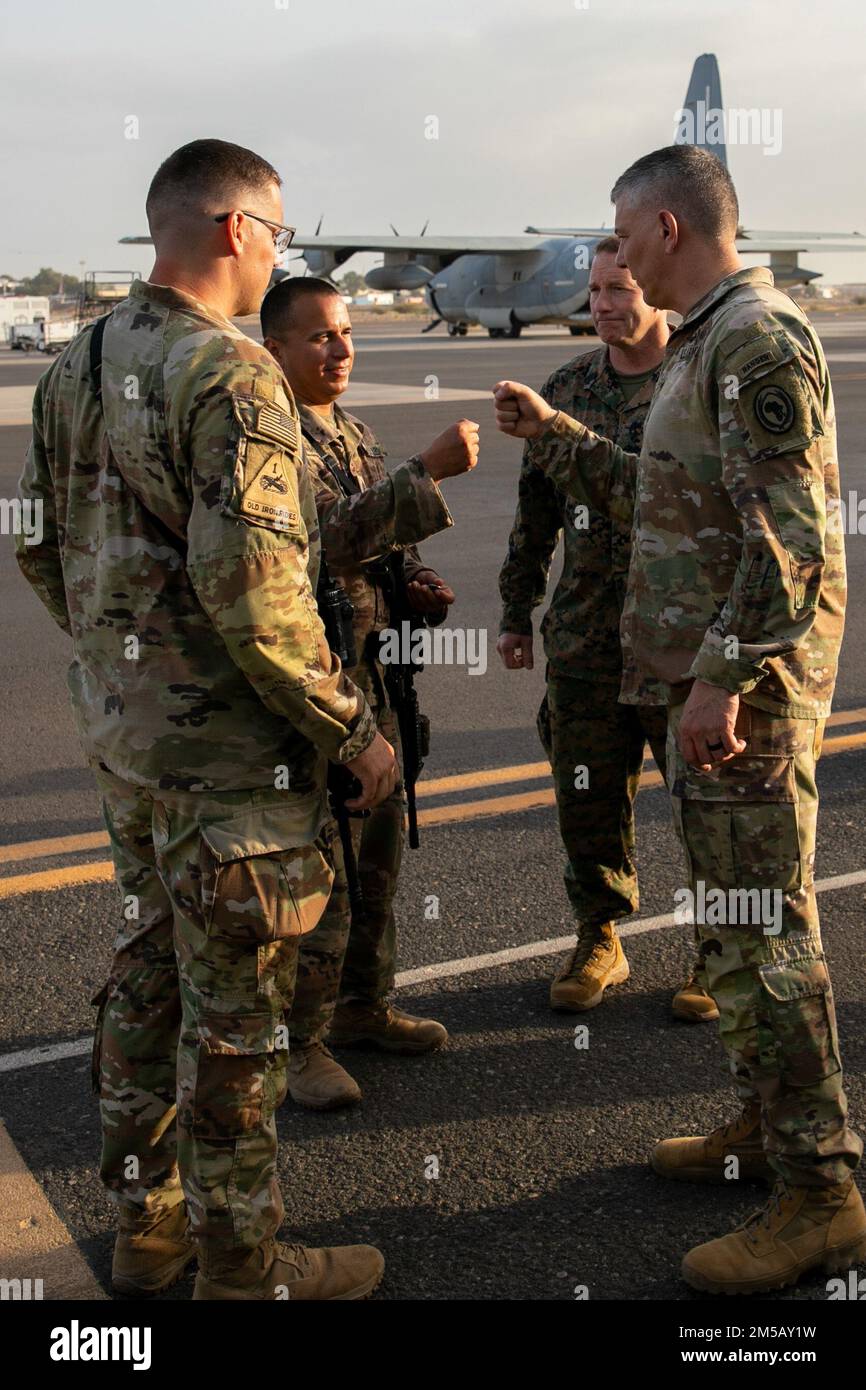 ÉTATS-UNIS Général de l'armée Stephen Townsend, États-Unis Le commandant du Commandement de l'Afrique (AFRICOM) et les États-Unis Corps maritime Sgt. Maj. Richard Thresher, États-Unis Chef de commandement de l'AFRICOM, chef enrôlé, rencontre des soldats affectés au 2nd Régiment de cavalerie (2CR) au Camp Lemonnier, Djibouti, 17 février 2022. Townsend et Thresher ont accueilli les soldats alors que les dirigeants ont achevé leur voyage multinational en Afrique de l'est. Les 2CR ont traversé Djibouti après avoir terminé une rotation en tant que forces de sécurité au Camp Simba, au Kenya. Banque D'Images